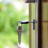 Une clé sur une porte de maison (image d'illustration)